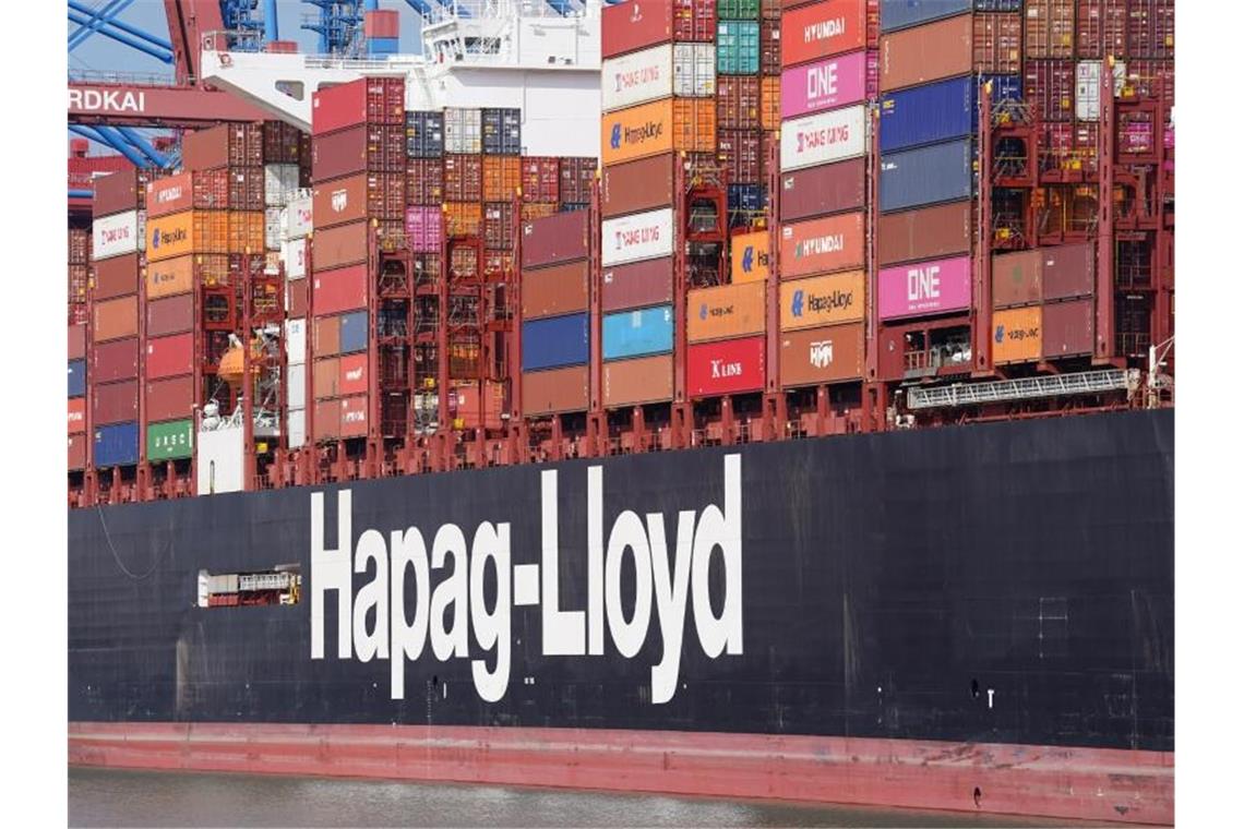 Lieferketten: Hapag-Lloyd auf Gewinner-Seite Ein Containerschiff der Hapag-Lloyd im Hamburger Hafen. Foto: Marcus Brandt/dpa