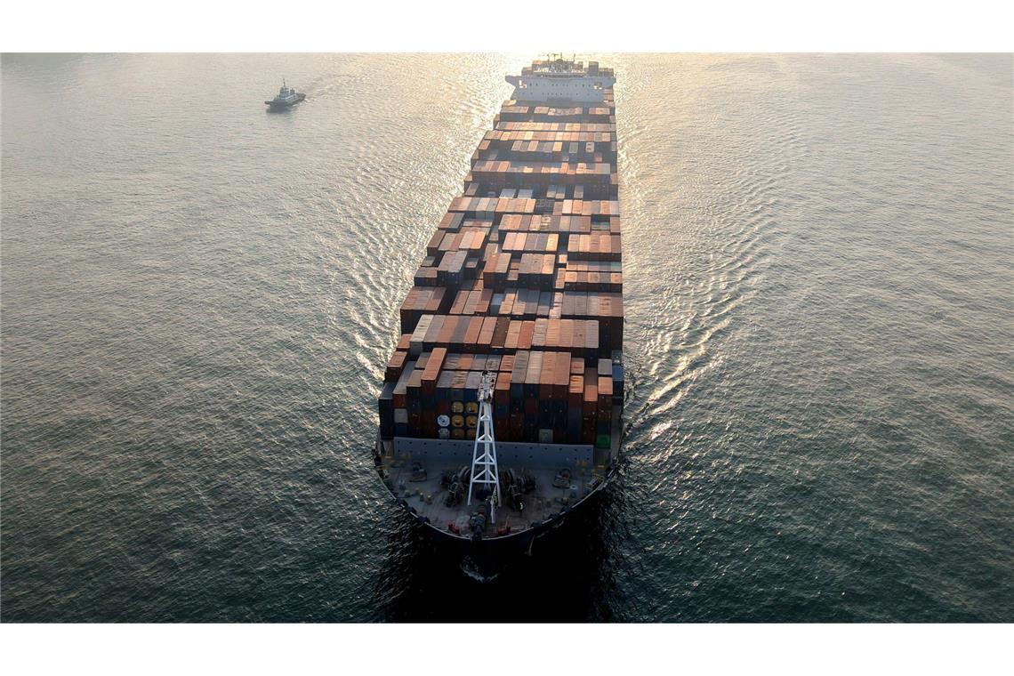 Ein Containerschiff fährt durch den Hafen von Qingdao in der ostchinesischen Provinz Shandong.