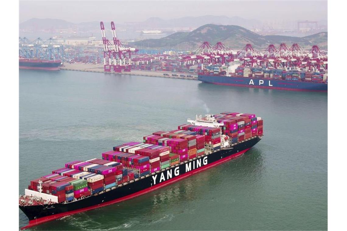 Trump dämpft Hoffnungen: Keine Eile bei Abkommen mit China Ein Containerschiff im chinesischen Qingdao. Foto: CHINATOPIX