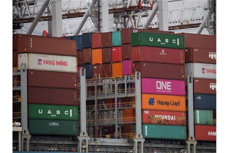 Ein Containerschiff im Hafen von Southampton (Archivbild). Foto: Andrew Matthews/PA Wire/dpa