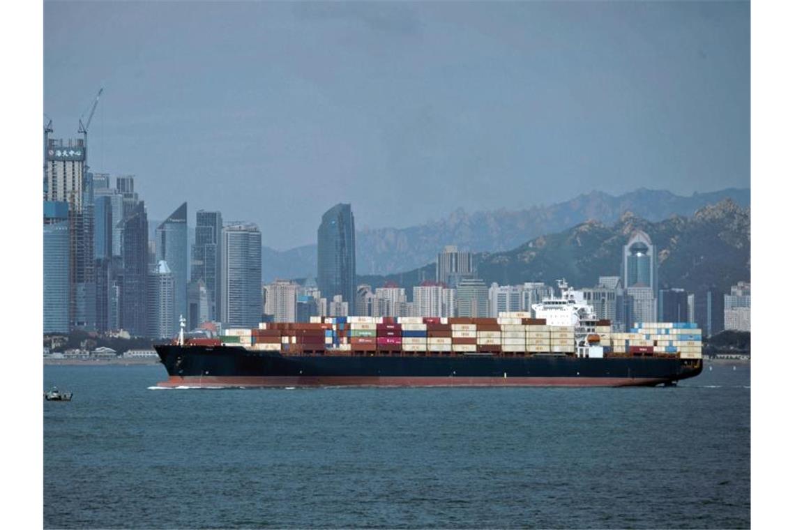 Ein Containerschiff in der ostchinesischen Provinz Shandong. Vor dem Hintergrund des Handelskriegs mit den USA hat sich Chinas Außenhandel im Oktober erneut abgeschwächt. Foto: -/CHINATOPIX/AP/dpa