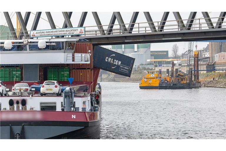 Ein Containerschiff liegt im Neusser Hafen. Das Schiff hat eine Brücke gerammt, mehrere Container fielen ins Wasser.