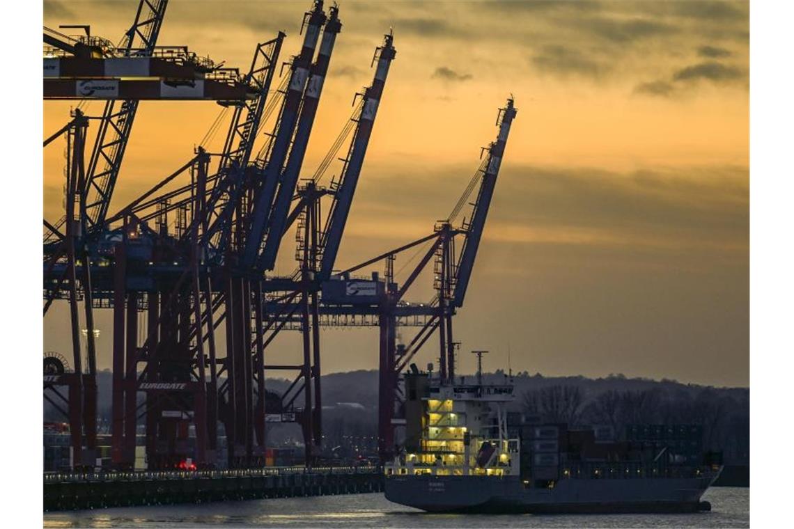 DIHK: Auslandsgeschäft deutscher Unternehmen bricht ein Ein Containerschiff verlässt die Terminals im Hamburger Hafen. Foto: Axel Heimken/dpa