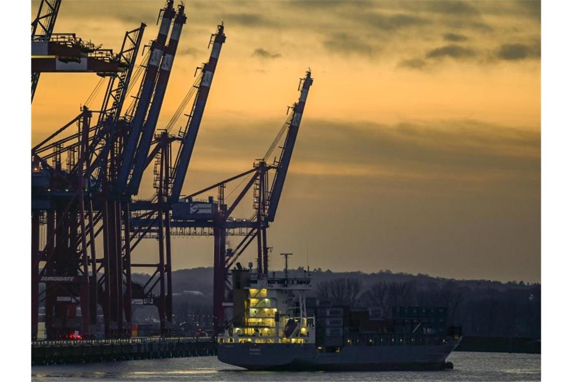 Eurozone: Wirtschaft im Herbst geschrumpft Ein Containerschiff verlässt die Terminals in Waltershof im Hamburger Hafen. Foto: Axel Heimken/dpa