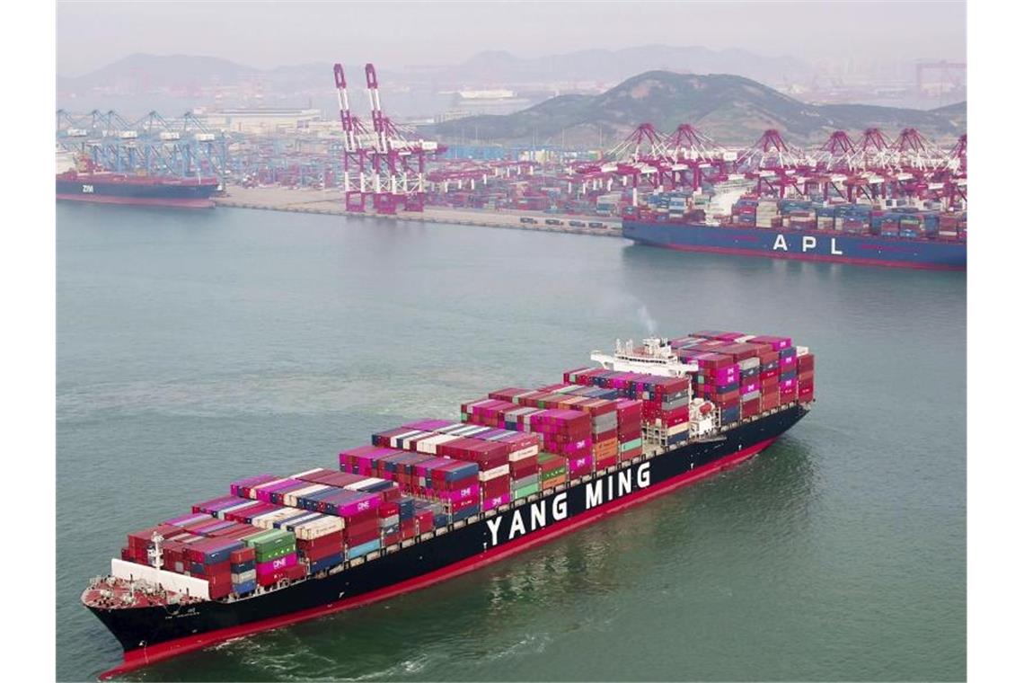 Ein Containerschiff verlässt die Werft in Qingdao in der ostchinesischen Provinz Shandong. Foto: Uncredited/CHINATOPIX/dpa