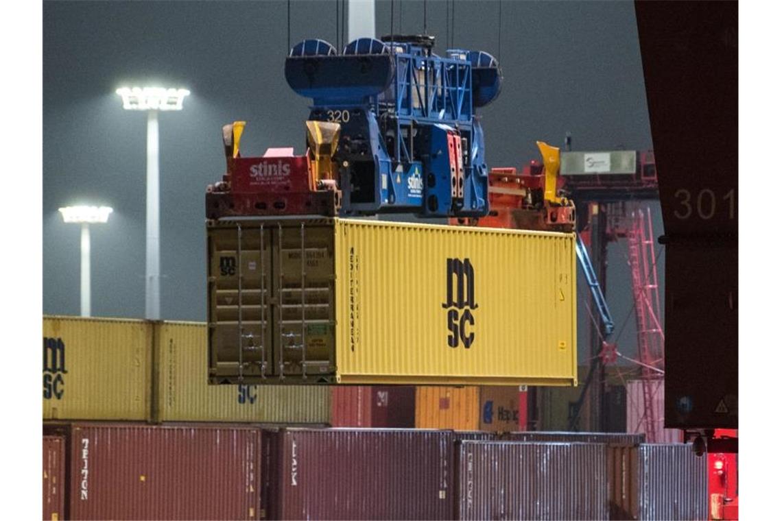 Wirtschaft kommt besser durch Pandemie als gedacht Ein Containerschiff wird im Hamburger Hafen entladen. Foto: Daniel Bockwoldt/dpa