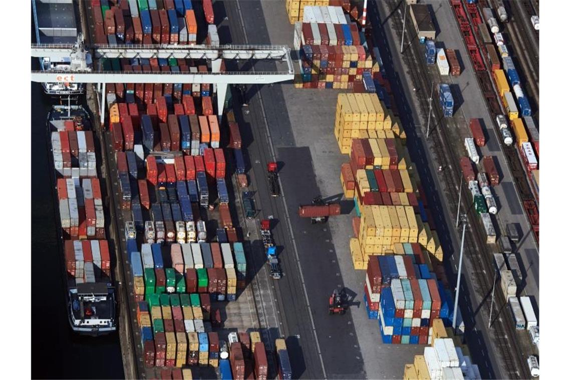 Ein Containerterminal im Duisburger Hafen. Foto: Bernd Thissen/dpa
