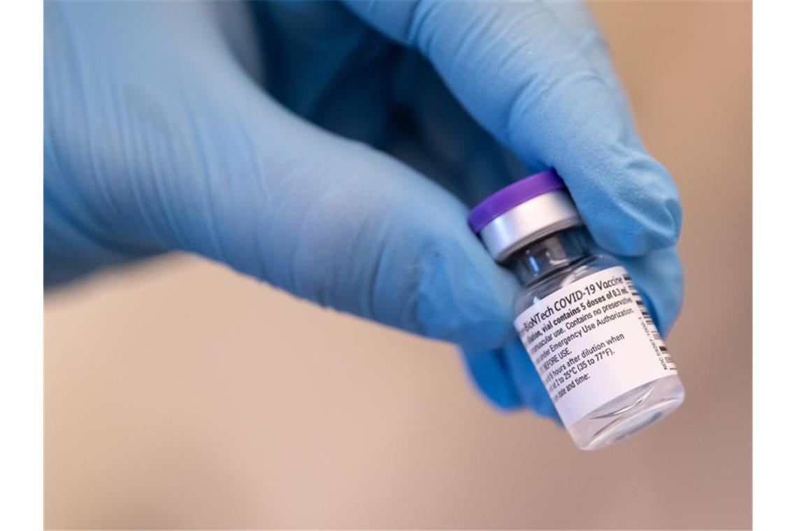 Ein Corona-Impfstoff-Fläschchen von Biontech/Pfizer. Foto: Sven Hoppe/dpa