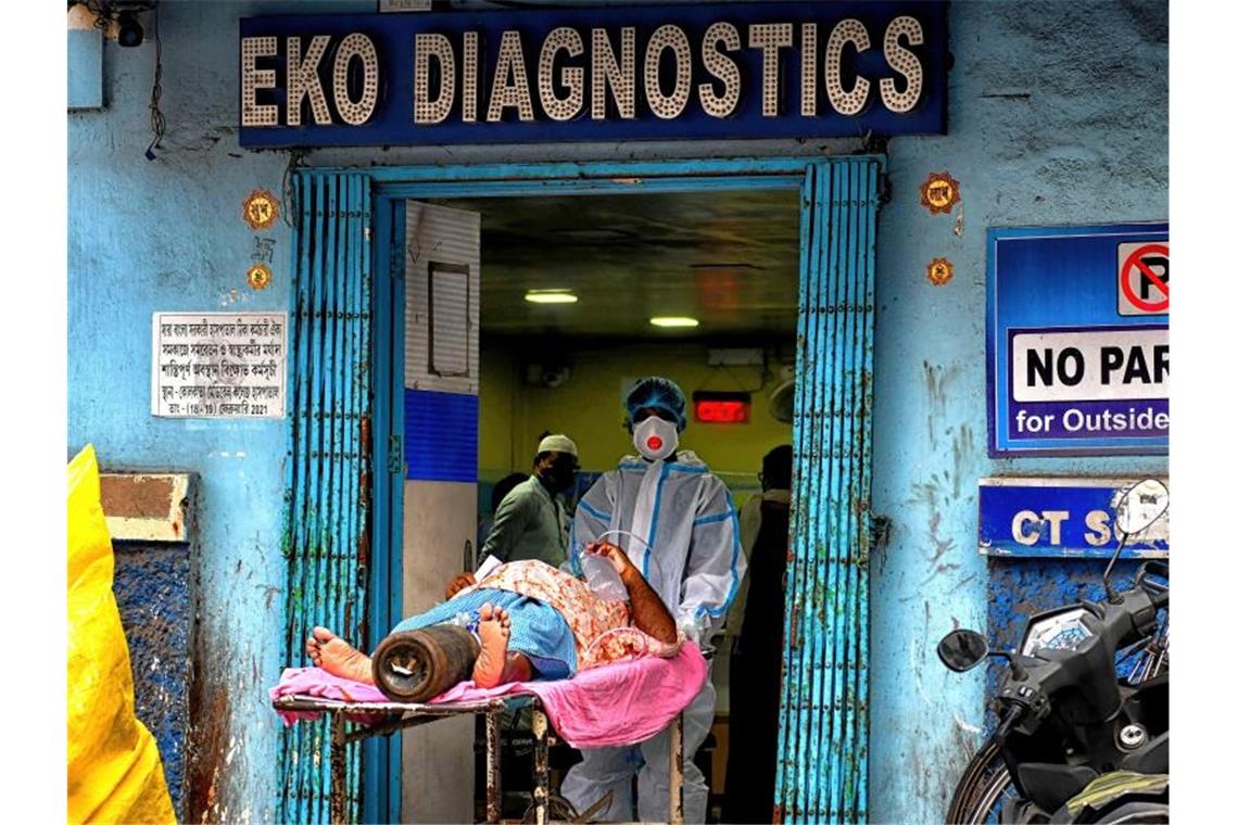 Corona stürzt Indien in die Krise Ein Corona-Patient wird in Kolkata in ein Diagnose-Zentrum gebracht. Foto: Avishek Das/SOPA Images via ZUMA Wire/dpa