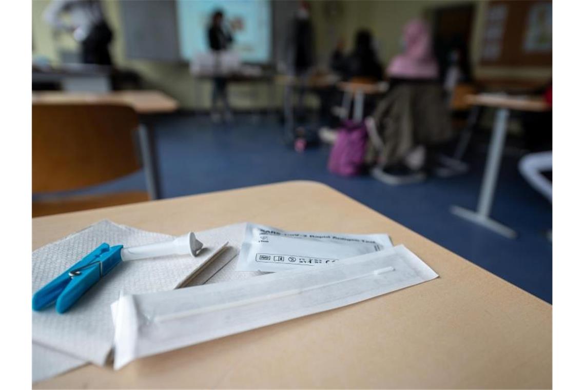 Schülerbeirat: Schülerausweis als Testnachweis ungenügend Ein Corona-Schnelltest liegt in einer Schule auf einem Tisch. Foto: Sebastian Gollnow/dpa/Archivbild