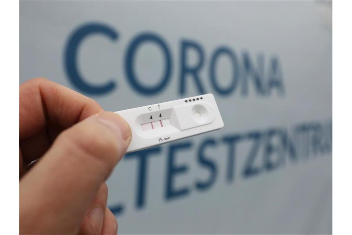 Sieben-Tage-Inzidenz übersteigt erstmals Schwelle von 1400 Ein Corona-Schnelltest zeigt ein positives Ergebnis an. Foto: Danny Gohlke/dpa