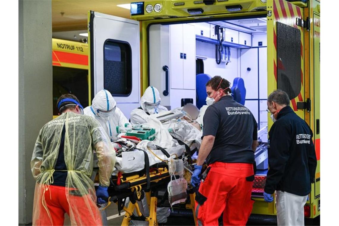 Ein Coronapatient aus Frankreich kommt im Krankentransportwagen am Bundeswehrkrankenhauses in Ulm an. Foto: Felix Kästle/dpa/Archivbild