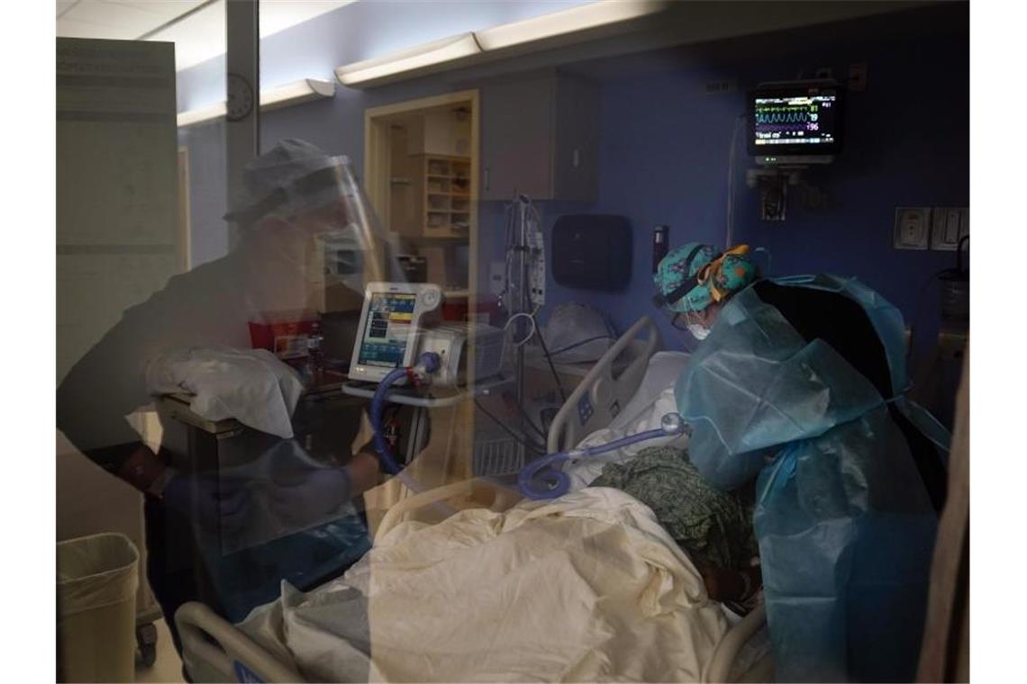 Ein COVID-19-Patient im St. Joseph Hospital im us-amerikanischen Orange bei Los Angeles. Foto: Jae C. Hong/AP/dpa