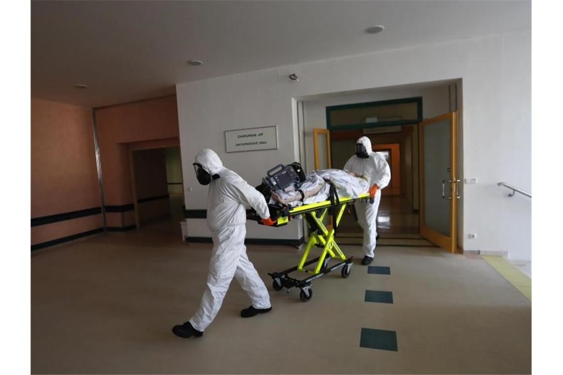 Paris plant neue Maßnahmen - Ausgangssperre in Tschechien Ein Covid-19-Patient kommt im tschechischen Kyjov in die Intensivstation eines Krankenhauses. Foto: Petr David Josek/AP/dpa