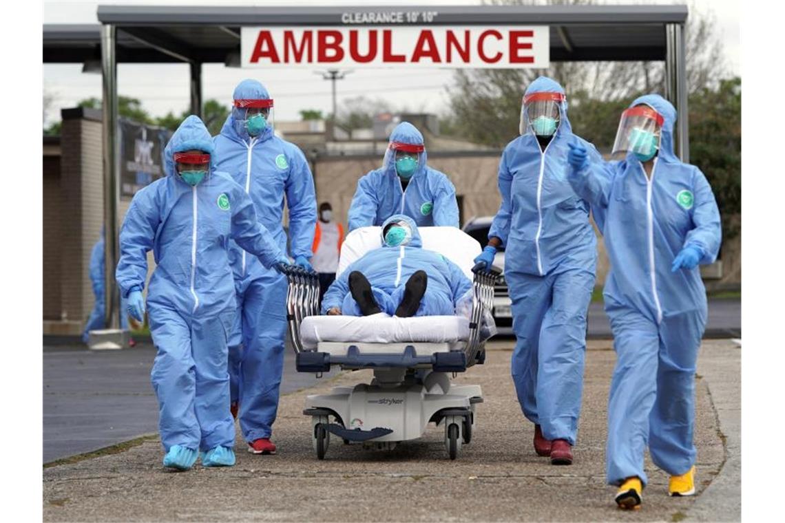 Texas bittet Krankenhäuser um Aufschub von Eingriffen Ein Covid-Patient wird in der Anfangsphase der Pandemie 2020 in ein Krankenhaus in Houston gebracht. Angesichts der jüngsten Corona-Welle hat der US-Bundesstaat Texas alle Krankenhäuser gebeten, nicht absolut notwendige medizinische Eingriffe zu verschieben. Foto: David J. Phillip/AP/dpa