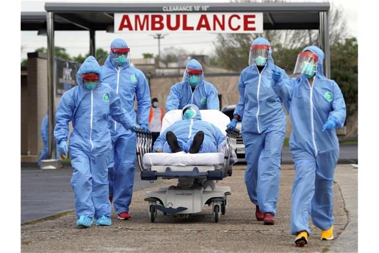 Ein Covid-Patient wird in der Anfangsphase der Pandemie 2020 in ein Krankenhaus in Houston gebracht. Seitdem sind in den USA mehr als 700.000 Menschen am Coronavirus gestorben. Foto: David J. Phillip/AP/dpa