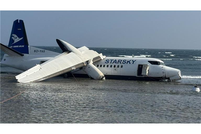 Ein Crash in Somalia endete glimpflich: Das Flugzeug ist stark beschädigt, doch alle Menschen an Bord überlebten.