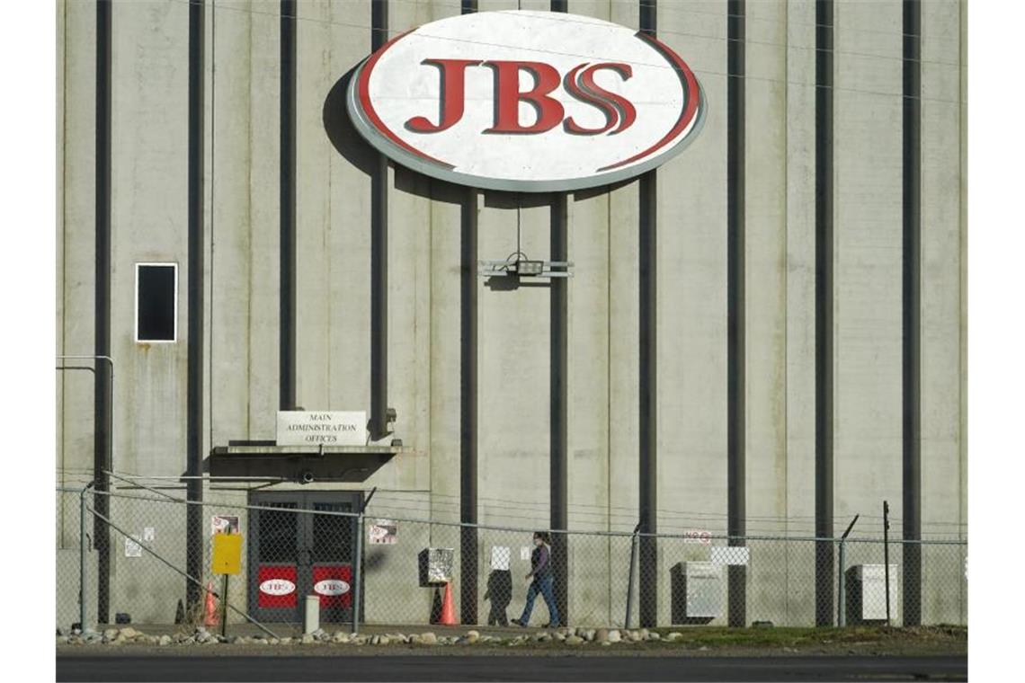 Werke bei weltgrößtem Fleischkonzern laufen wieder Ein Cyberangriff auf den weltgrößten Fleischkonzern JBS hat große Teile der Produktion in Nordamerika und Australien lahmgelegt. Foto: David Zalubowski/AP/dpa/Archivbild