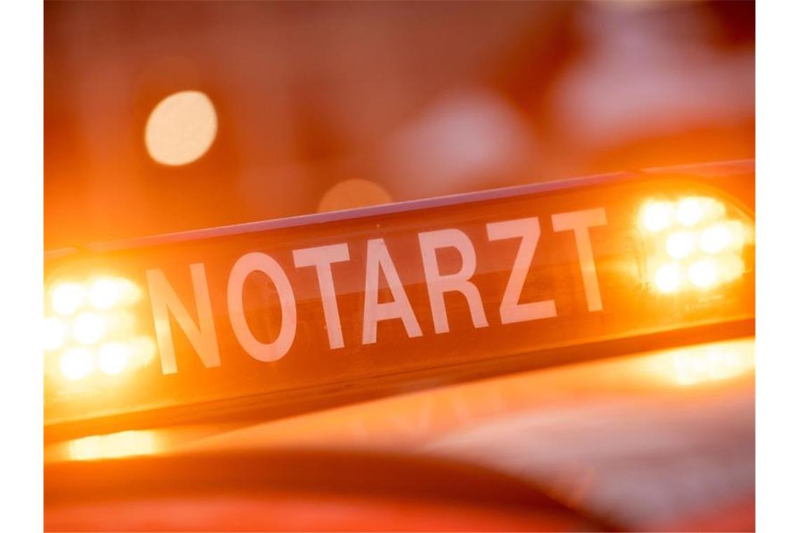 Ein Dachschild mit der Aufschrift „Notarzt“ auf einem Einsatzwagen. Foto: Lino Mirgeler/dpa/Symbolbild