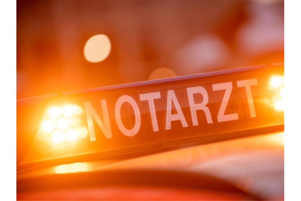 Ein Dachschild mit der Aufschrift "Notarzt". Foto: Lino Mirgeler/dpa/Symbolbild