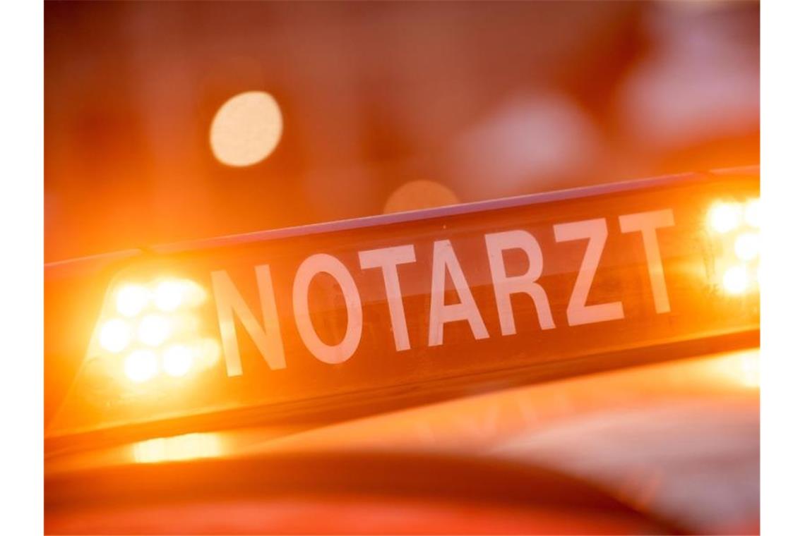 53-Jähriger stirbt auf Baustelle nach Arbeitsunfall Ein Dachschild mit der Aufschrift "Notarzt". Foto: Lino Mirgeler/dpa/Symbolbild