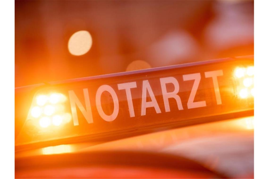 Seniorin stirbt bei Brand in Mehrfamilienhaus Ein Dachschild mit der Aufschrift "Notarzt". Foto: Lino Mirgeler/dpa/Symbolbild