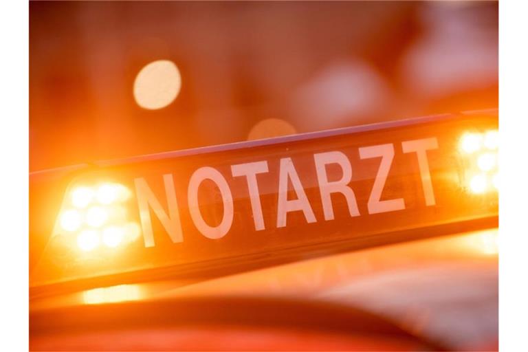 Ein Dachschild mit der Aufschrift "Notarzt". Foto: Lino Mirgeler/dpa/Symbolbild