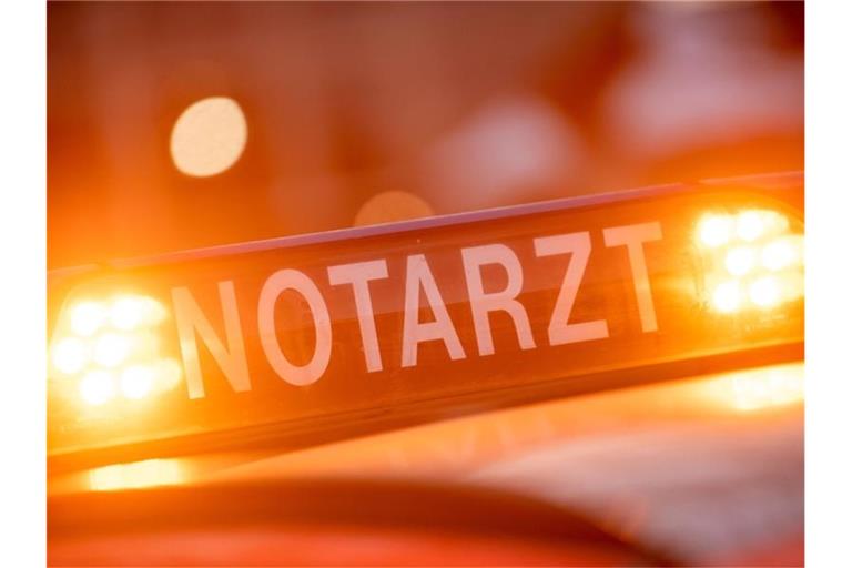 Ein Dachschild mit der Aufschrift "Notarzt". Foto: Lino Mirgeler/dpa/Archivbild