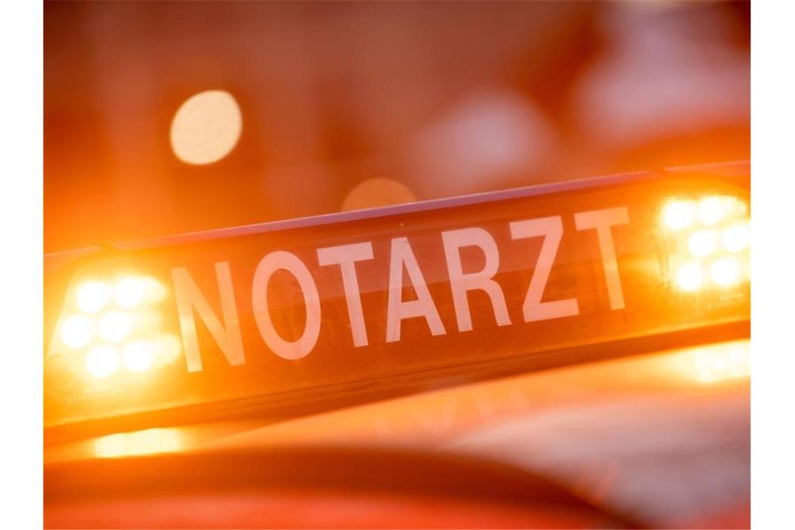 Unfall: Vier Schwerverletzte, Zeugen löschen brennendes Auto Ein Dachschild mit der Aufschrift "Notarzt". Foto: Lino Mirgeler/dpa/Archivbild