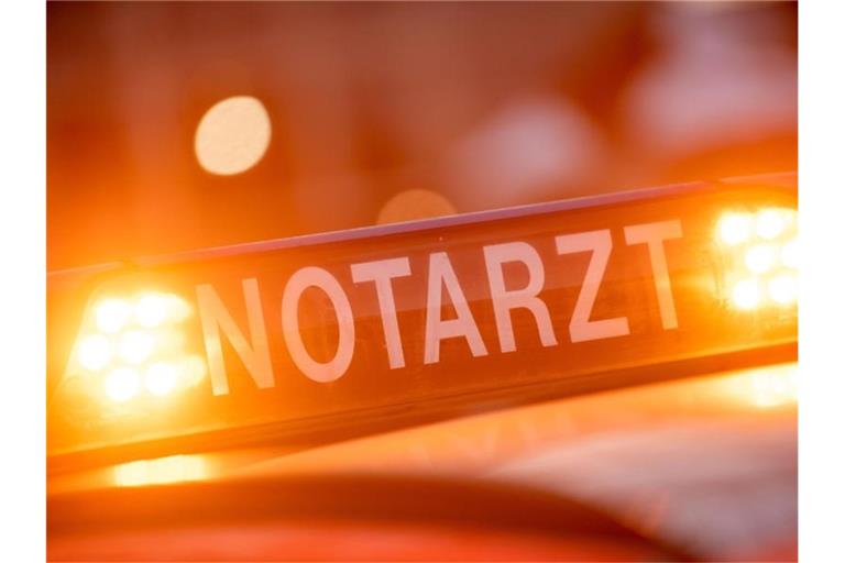 Ein Dachschild mit der Aufschrift "Notarzt". Foto: Lino Mirgeler/dpa/Archivbild