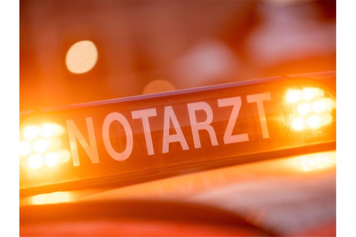 Motorradfahrer prallt gegen Holzstapel und stirbt Ein Dachschild mit der Aufschrift "Notarzt". Foto: Lino Mirgeler/dpa/Symbolbild