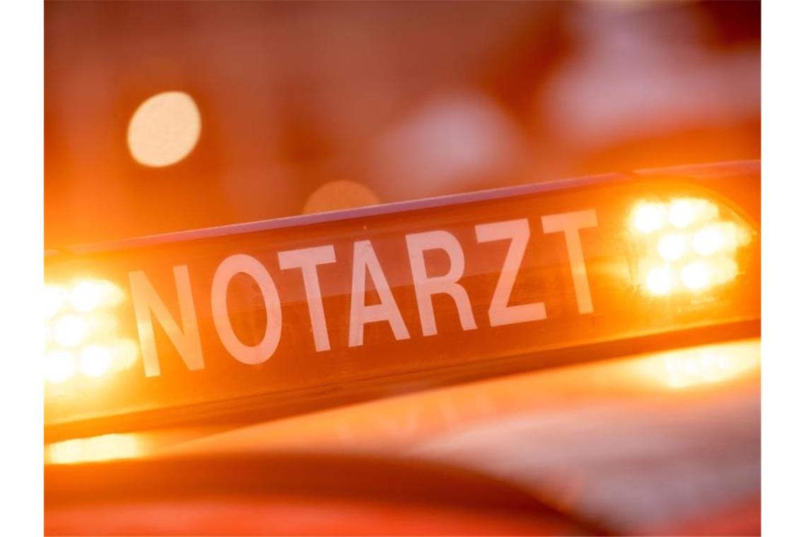 Ein Dachschild mit der Aufschrift „Notarzt“ ist auf einem Einsatzwagen angebracht. Foto: Lino Mirgeler/dpa/Symbolbild