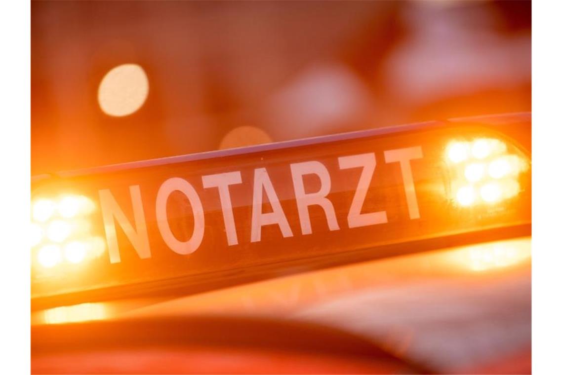 Ein Dachschild mit der Aufschrift "Notarzt" steht auf einem Einsatzwagen eines Notarztes. Foto: Lino Mirgeler/Archivbild