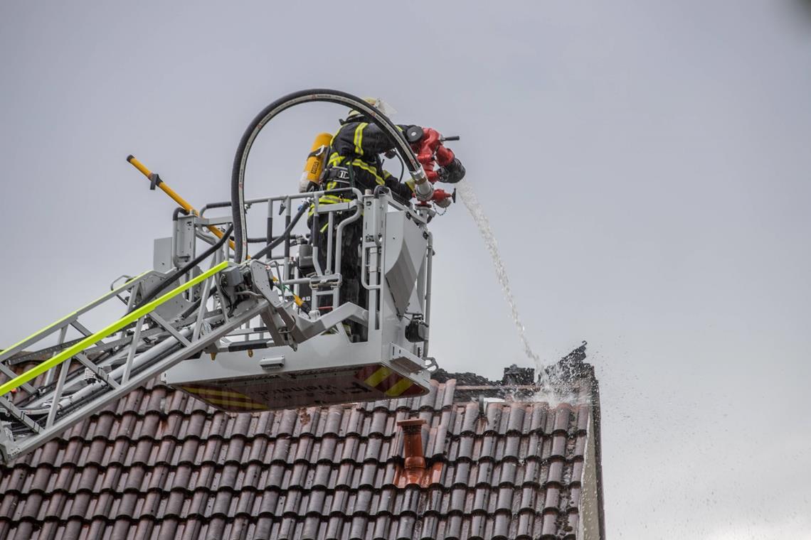 Blitz löst Brand in Dachstuhl aus Ein Dachstuhl in Weinstadt gerät während eines Unwetters in Brand. Foto: S. Adomat/7aktuell.de