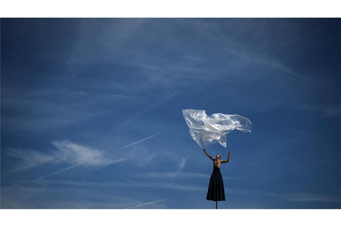 Bilder des Tages Ein Darsteller der französischen Lufttheatergruppe "Gratte Ciel" balanciert auf Stelzen während des FAB International Arts Festivals in Bordeaux.
