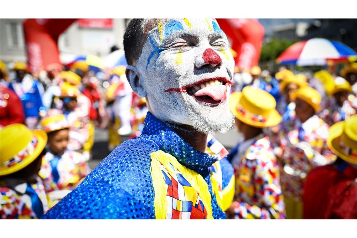 Ein Darsteller nimmt an der jährlichen Parade des Kapstädter Minstrel-Karnevals in Kapstadt teil.
