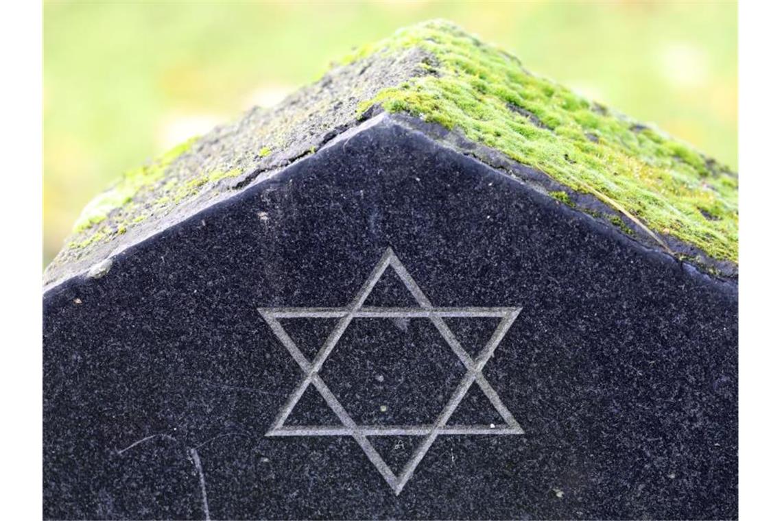 Unbekannte schänden mehr als 100 jüdische Gräber im Elsass Ein Davidstern auf einem Grabstein auf einem jüdischen Friedhof. Foto: Bernd Wüstneck/zb/dpa/Archivbild