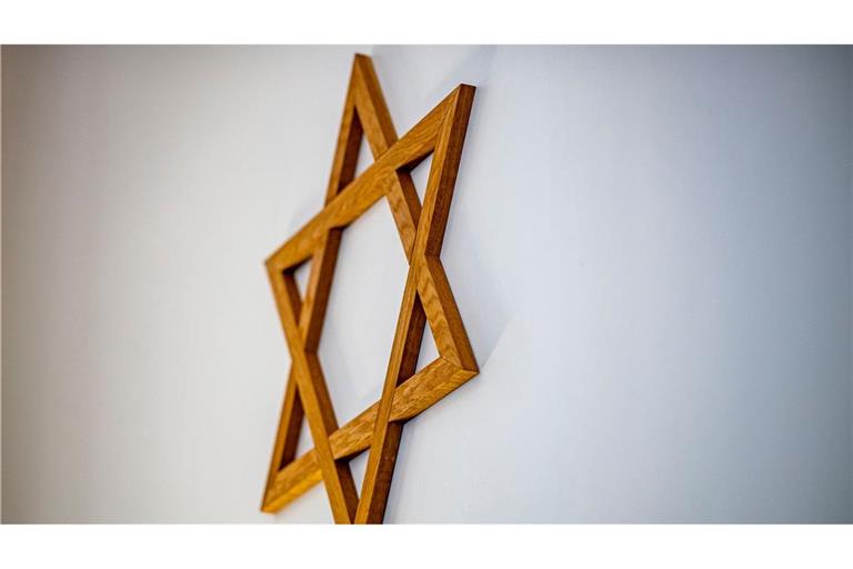Ein Davidstern im Gebetsraum der Neuen Synagoge in Gelsenkirchen. Die Zahl der Taten, bei denen ein antisemitisches Motiv vermutet wird, ist deutlich gestiegen.