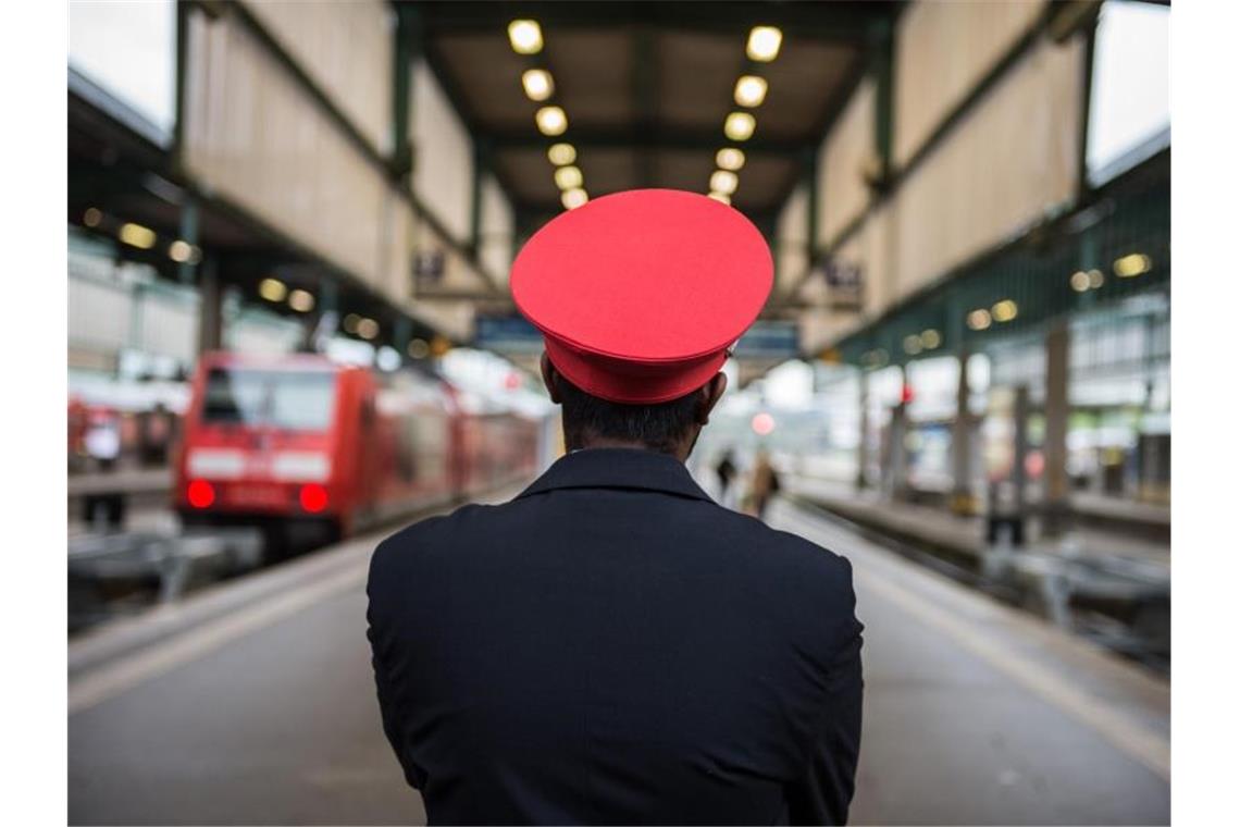 Streik der Lokführer geht weiter Ein DB-Mitarbeiter an einem leeren Bahngleis. Foto: picture alliance / Wolfram Kastl/dpa