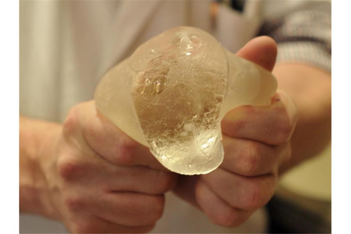Brustimplantate: Gericht verurteilt TÜV zu Schadenersatz Ein defektes Silikonkissen der französische Billig-Brustimplantate-Firma Poly Implant Prothese (PIP). Foto: Bruno Bebert/EPA/dpa