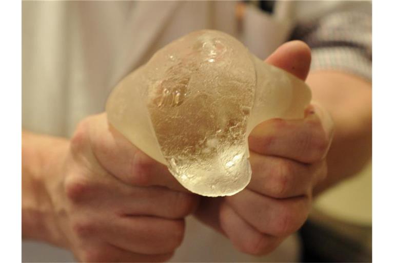 Ein defektes Silikonkissen der französische Billig-Brustimplantate-Firma Poly Implant Prothese (PIP). Foto: Bruno Bebert/EPA/dpa