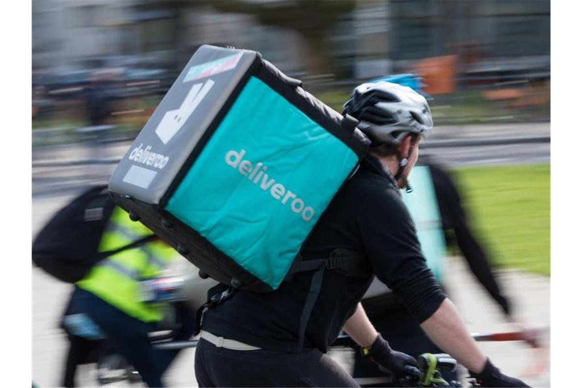 Ein Deliveroo-Fahrer mit Auslieferungsbox auf Tour. Foto: Jörg Carstensen/dpa