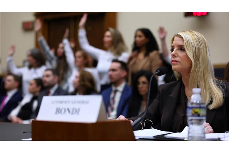 Ein Demokrat wirft US-Justizministerin Pam Bondi im Umgang mit den Epstein-Akten "Vertuschung" vor.