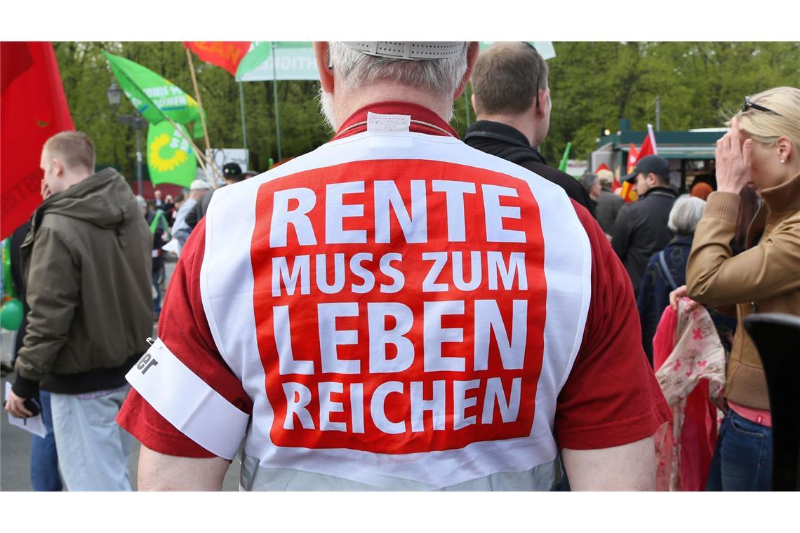 Ein Demonstrant auf einer früheren DGB-Demo. (Archivbild)