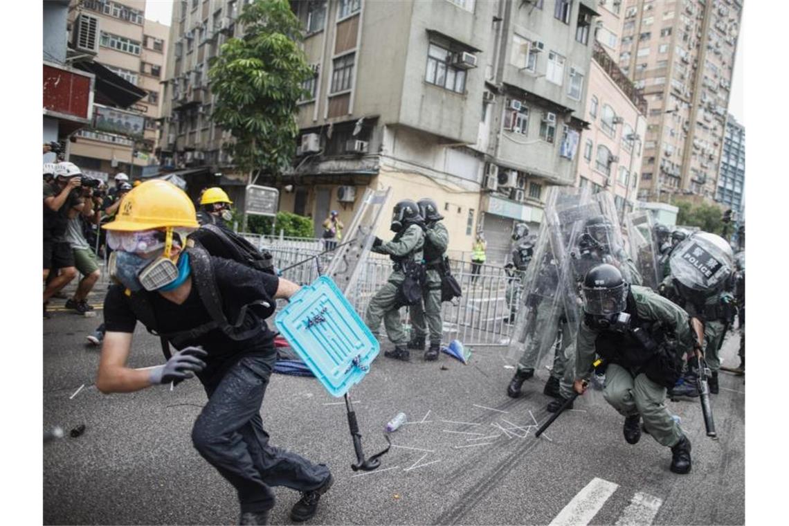 Hongkong: Zusammenstöße zwischen Polizei und Demonstranten Ein Demonstrant flieht vor Polizisten im Bezirk Yuen Long . Foto: Eric Tsang/HK01/AP