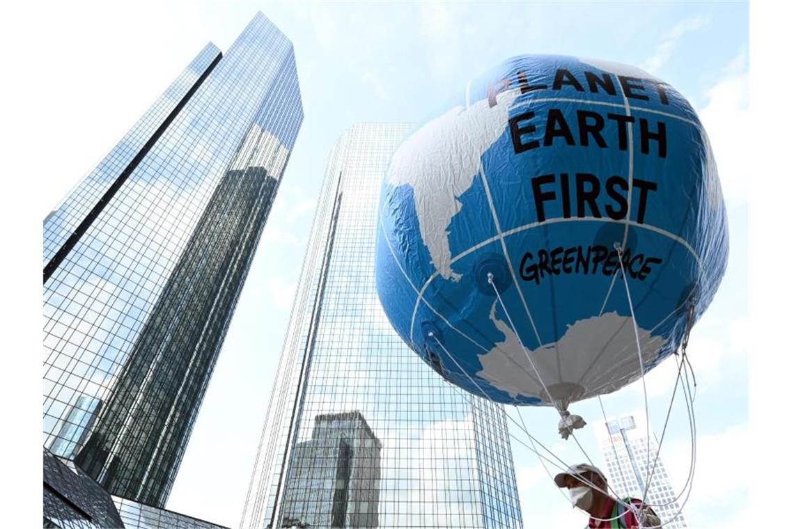Fridays for Future: „Finanzsektor verkauft unsere Zukunft“ Ein Demonstrant hält einen großen Ballon mit dem Schriftzug "Planet Earth First" beim zentralen Klimastreik von Fridays for Future in Frankfurter hoch. Foto: Arne Dedert/dpa