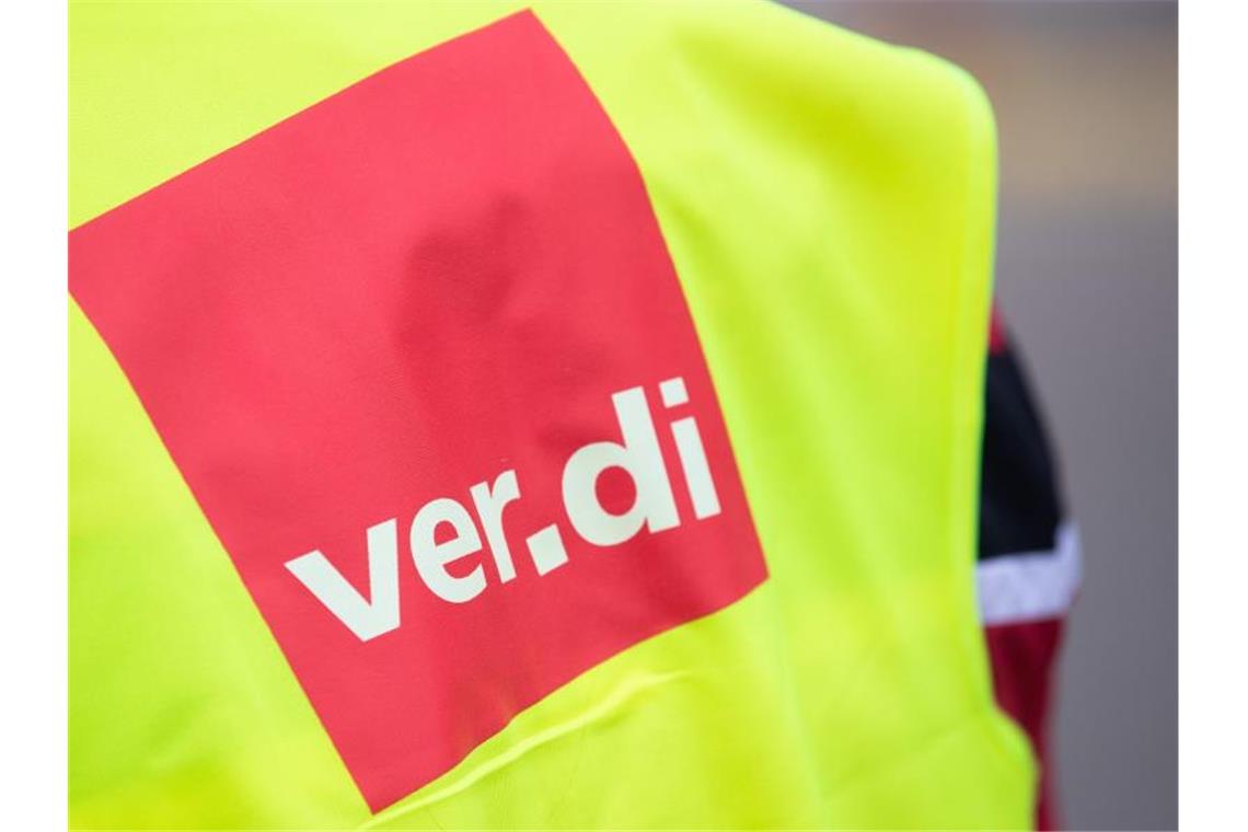 Verdi will noch im August Tarifgespräche im Nahverkehr Ein Demonstrant hat eine Warnweste mit der Aufschrift „ver.di“ an. Foto: Tom Weller/dpa/Archivbild
