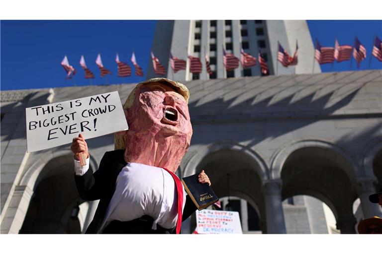 Ein Demonstrant im Donald-Trump-Kostüm nimmt an einer "No Kings"-Demonstration teil.