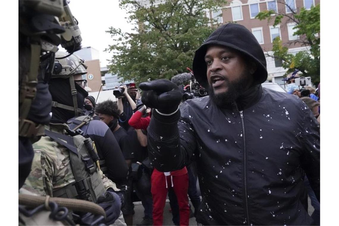 Weiter Proteste in Louisville im Fall Breonna Taylor Ein Demonstrant in der US-Stadt Louisville hat eine Auseinandersetzung mit einem Sicherheitsleuten. Foto: John Minchillo/AP/dpa