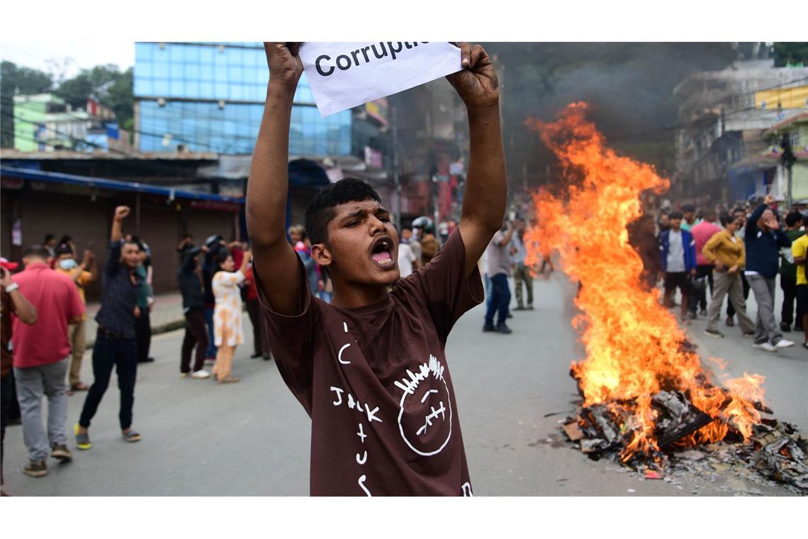 Häuser von Politikern in Nepal brennen - Regierungschef geht Ein Demonstrant in Nepal hält ein Blatt mit der Forderung nach einem Ende der Korruption hoch.